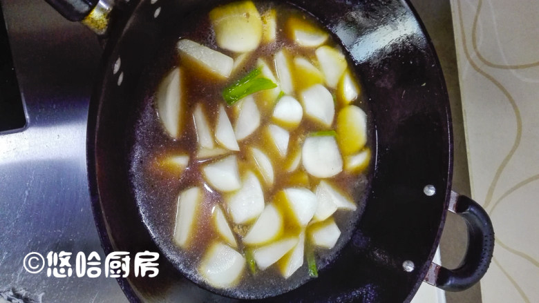 萝卜炖牛肉,再放入适量清水,水面与萝卜齐平,大火烧开转小火炖,至少要炖15分钟。