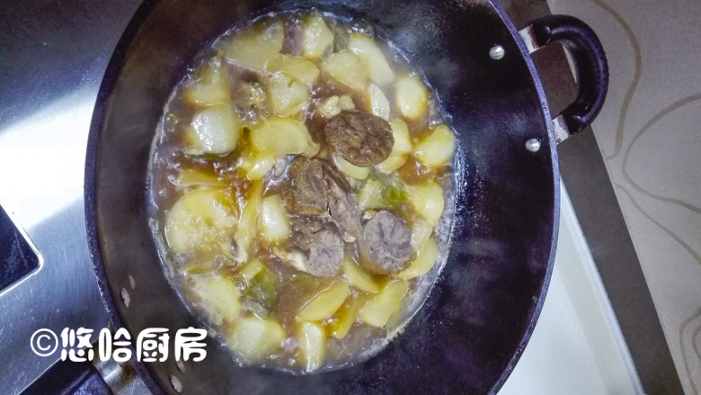 萝卜炖牛肉,放入切片的牛肉,放入适量的<a style='color:red;display:inline-block;' href='/shicai/ 788'>生抽</a>、盐调味。继续再炖5分钟左右,让萝卜与牛肉入味,萝卜炖至用筷子一插就透的状态,即可起锅。