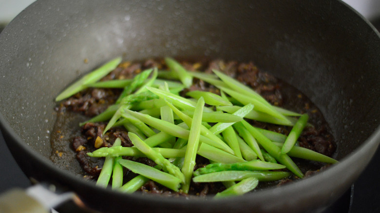芦笋牛肉丝,加入芦笋拌炒