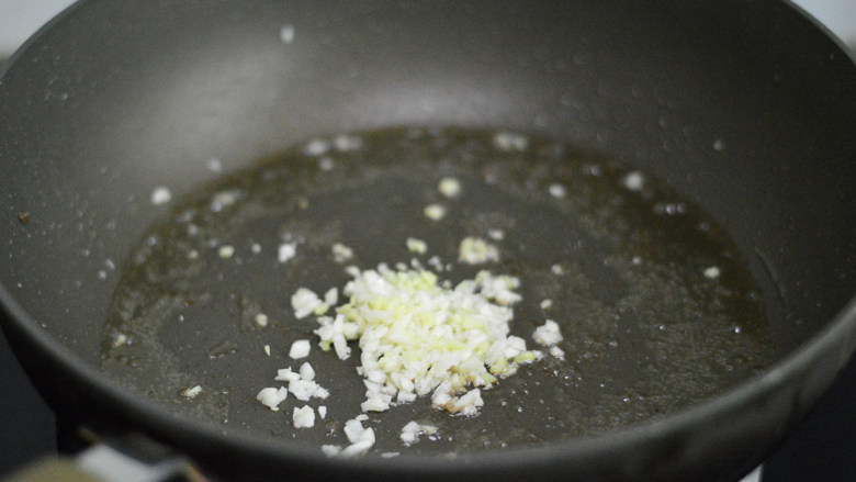 土豆牛肉丝,锅里重新倒入油,烧热后爆香姜蒜