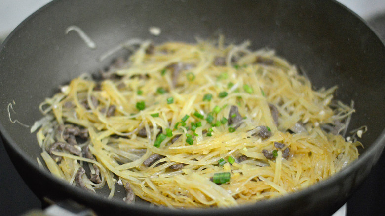 土豆牛肉丝,翻炒均匀后撒入葱花即可