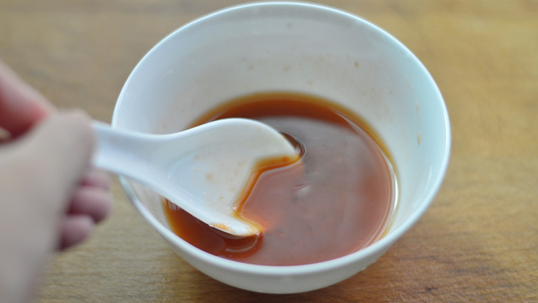 茄汁开背虾,再加入少许淀粉和水,调匀待用