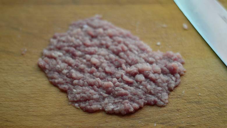 茄汁酸辣土豆片,<a style='color:red;display:inline-block;' href='/shicai/ 414'>猪肉</a>剁成碎沫
