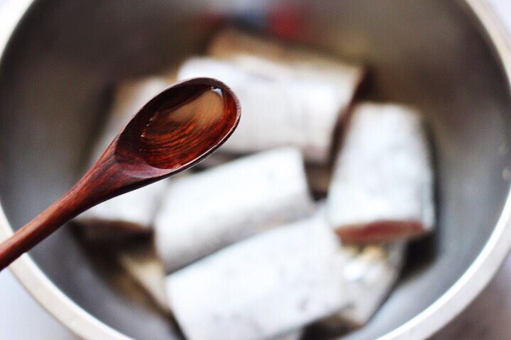 十味  鲜辣诱人的剁椒带鱼,再放入<a style='color:red;display:inline-block;' href='/shicai/ 718'>料酒</a>去除带鱼的腥味。