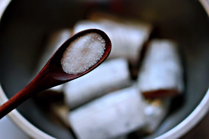 十味  鲜辣诱人的剁椒带鱼,把切好的带鱼放入一个盆里，撒上适量的盐。