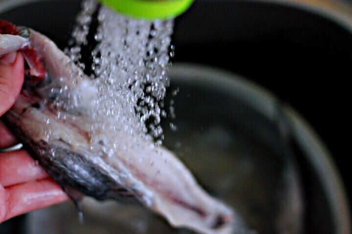 十味  鲜辣诱人的剁椒带鱼,<a style='color:red;display:inline-block;' href='/shicai/ 386'>带鱼</a>先清除内脏后，一定要把鱼冲洗干净，特别是五脏里的那一层黑膜，那都是重金属、吃到肚子里是很难排解出来的呀。