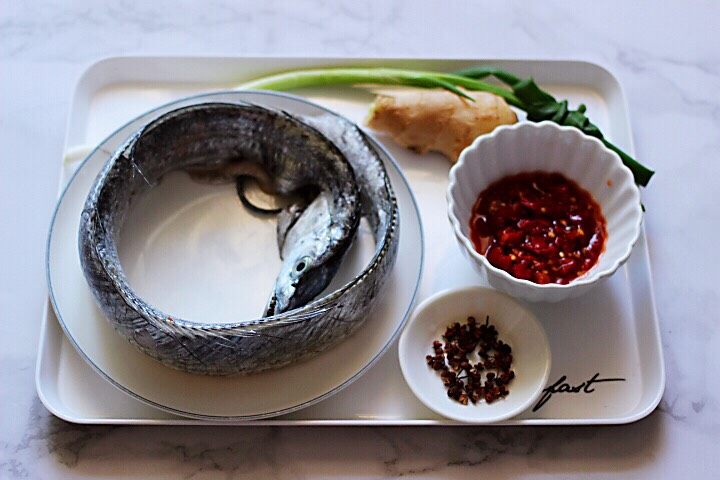 十味  鲜辣诱人的剁椒带鱼,首先备齐所有的食材。
