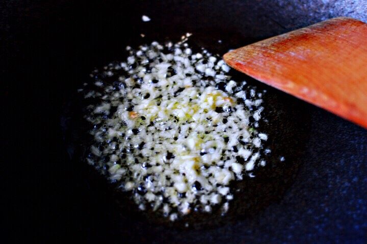 十味  鲜辣诱人的剁椒带鱼,另起锅倒入<a style='color:red;display:inline-block;' href='/shicai/ 849'>花生油</a>烧热后、放入用刀切碎的蒜末爆出香味后。