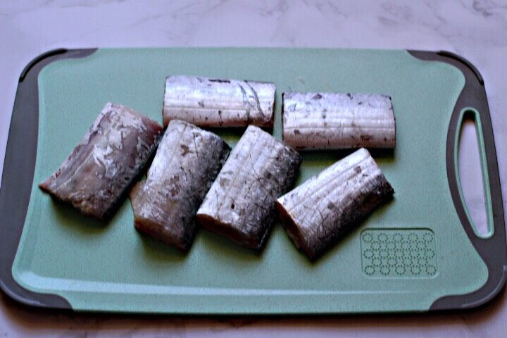 十味  鲜辣诱人的剁椒带鱼,洗净后的带鱼沥干水分后，用刀切成块备用。