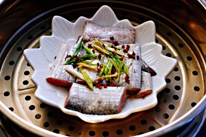 十味  鲜辣诱人的剁椒带鱼,蒸锅里倒入适量的清水，大火烧开后，把腌制好的带鱼码到盘子里、上面撒上适量的<a style='color:red;display:inline-block;' href='/shicai/ 700'>花椒</a>。