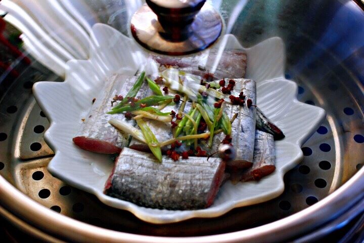 十味  鲜辣诱人的剁椒带鱼,盖上锅盖大火蒸十分钟后关火。