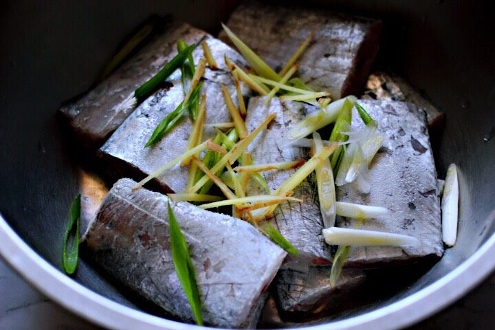 十味  鲜辣诱人的剁椒带鱼,最后上面撒上葱<a style='color:red;display:inline-block;' href='/shicai/ 37'>姜</a>丝后，搅拌均匀腌制半小时。