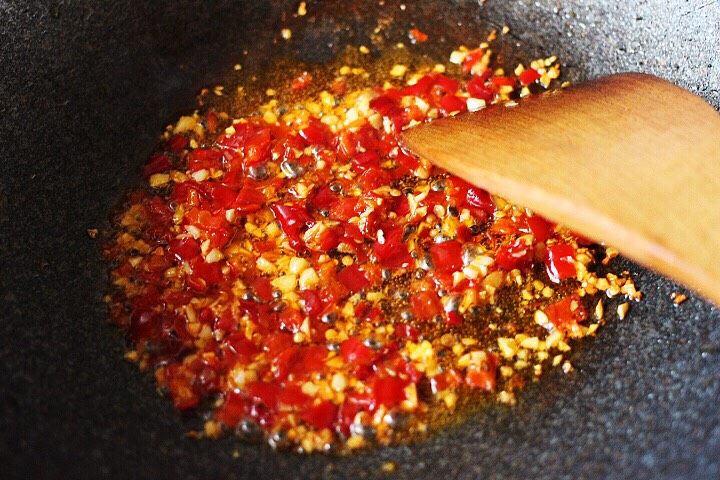 十味  鲜辣诱人的剁椒带鱼,翻炒至剁椒出红油即可关火。