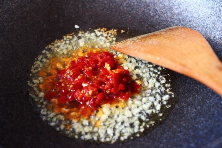 十味  鲜辣诱人的剁椒带鱼,加入<a style='color:red;display:inline-block;' href='/shicai/ 6092'>剁椒酱</a>小火翻炒片刻。