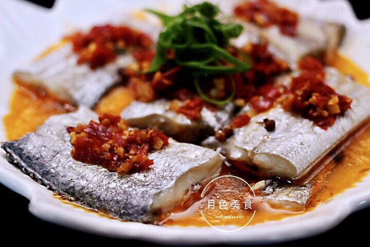 十味  鲜辣诱人的剁椒带鱼,把蒸好的带鱼里的葱姜捡出来不用，把炒好的剁椒酱浇到蒸好的带鱼上面、重新放入葱丝即可。