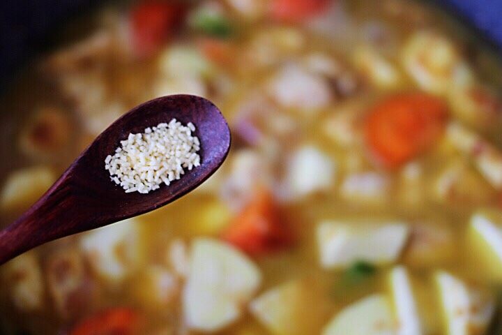 十味 超美味的咖喱芋头鸡肉饭,锅中先加入<a style='color:red;display:inline-block;' href='/shicai/ 756'>鸡精</a>调味增鲜