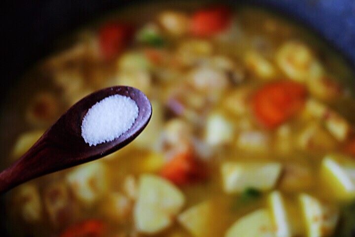 十味  超美味的咖喱芋头鸡肉饭,锅中再加入适量的盐调味。