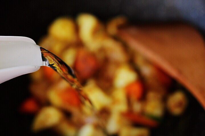 十味 超美味的咖喱芋头鸡肉饭,锅中倒入适量的清水。