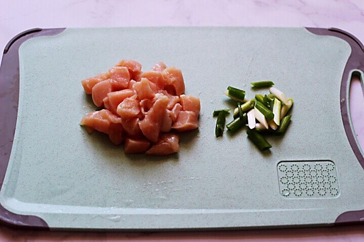 十味 超美味的咖喱芋头鸡肉饭,<a style='color:red;display:inline-block;' href='/shicai/ 5885'>鸡脯肉</a>从冰柜拿出来解冻后洗净用刀切成块状、葱切丝备用。