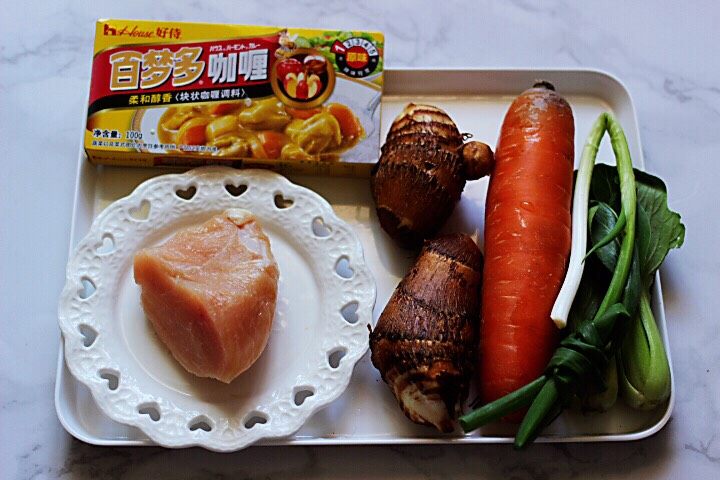 十味 超美味的咖喱芋头鸡肉饭,准备好所有的食材。