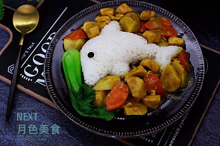 十味 超美味的咖喱芋头鸡肉饭,在盘子边上浇上做好的咖喱芋头鸡肉即可。