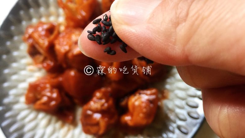 十味  茄汁小馄饨 —— 小馄饨的另类吃法,出锅，装盘，撒上一丢丢的黑芝麻和小葱