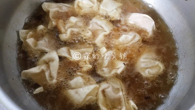 十味  茄汁小馄饨 —— 小馄饨的另类吃法,油锅五成热，把小馄饨放入，小火慢炸