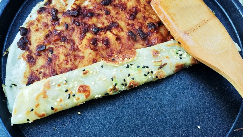 鸡蛋葱花饼,关火,底面金黄卷起出锅