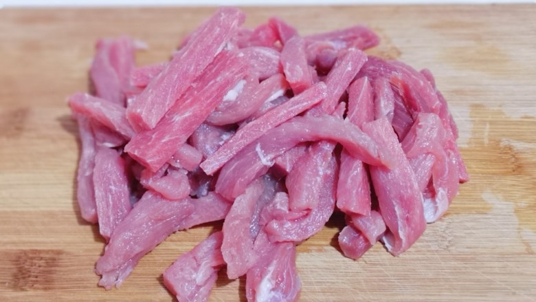 葱香椒盐小酥肉,将里脊肉切条!