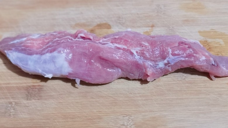葱香椒盐小酥肉,准备<a style='color:red;display:inline-block;' href='/shicai/ 4430'>里脊肉</a>~洗干净!