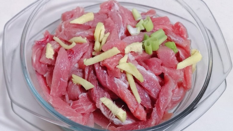 葱香椒盐小酥肉,放入器具中,加入切好的葱姜。