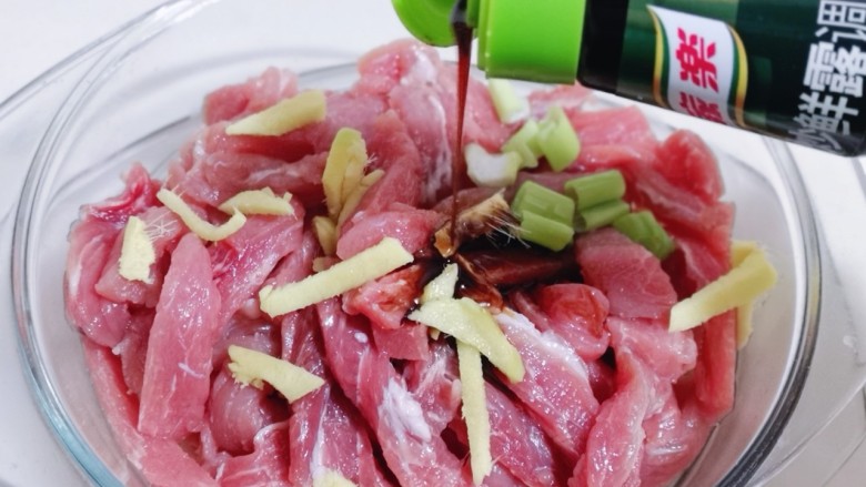 葱香椒盐小酥肉,再加入<a style='color:red;display:inline-block;' href='/shicai/ 788'>生抽</a>!