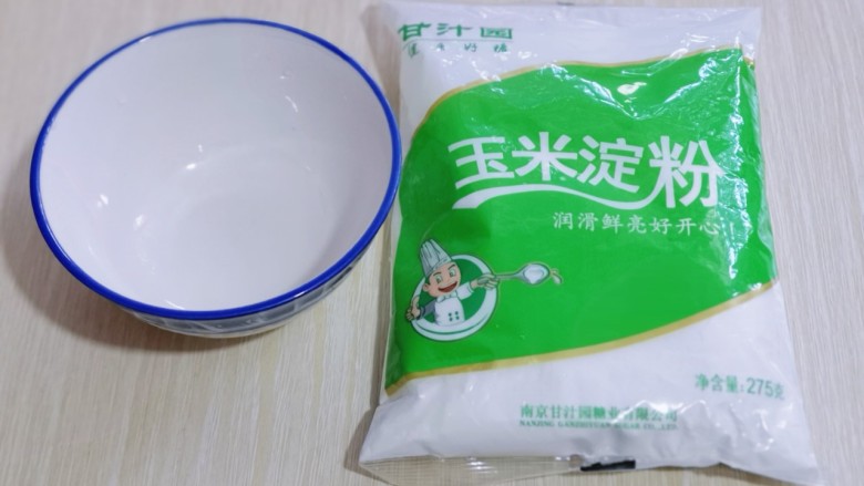 葱香椒盐小酥肉,将玉米淀粉与<a style='color:red;display:inline-block;' href='/shicai/ 519'>面粉</a>混合碗中,加入纯净水,水比例约1:1,调成面糊状态即可!