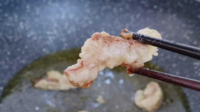 葱香椒盐小酥肉,炸制发白,微黄夹出,依次做完,可以适当多放一些油!