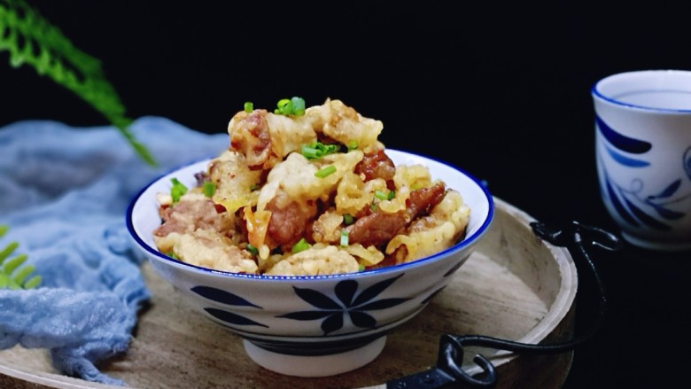 葱香椒盐小酥肉,盛出,撒上葱花!香香哒!外酥里嫩!