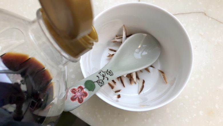 十味 新晴草色绿温暾➕香菇青菜烧豆腐,等待豆腐煎好时我们来准备下调味汁,刚才切下的花菇碎放入碗中,加入一勺味极鲜