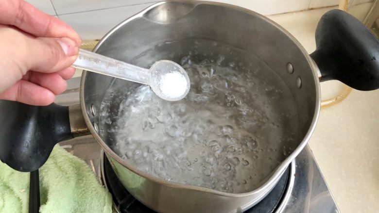 十味 新晴草色绿温暾➕香菇青菜烧豆腐,坐锅烧水,水开放入几滴食用油,少许食盐
