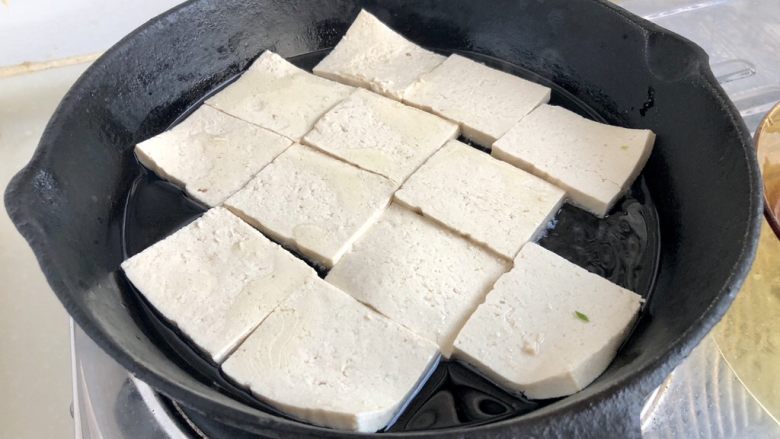 十味 新晴草色绿温暾➕香菇青菜烧豆腐,平底锅热锅后,加入适量食用油,小火,放入豆腐煎制