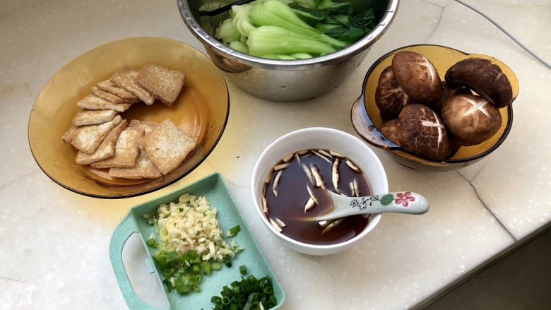 十味 新晴草色绿温暾➕香菇青菜烧豆腐,全部食材准备好,开始下锅烹制吧