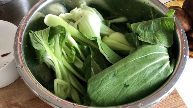 十味 新晴草色绿温暾➕香菇青菜烧豆腐,用淡盐水或果蔬清洁剂浸泡后清洗干净控水备用