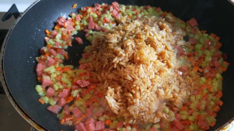 十味 儿童蛋包饭,倒入调制好的米饭。