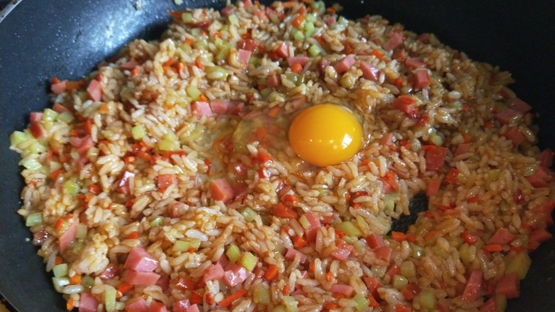 十味 儿童蛋包饭,打入一个鸡蛋。