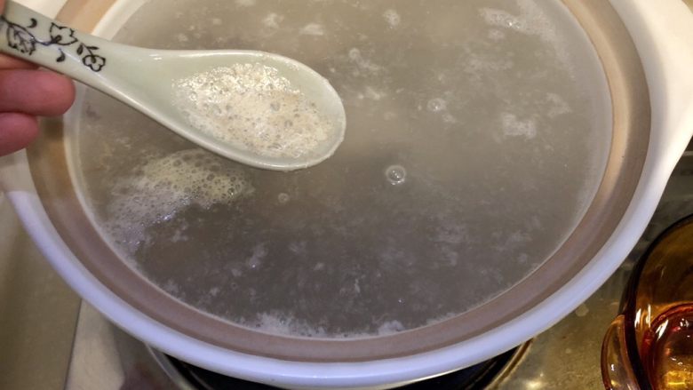 十味 浓淡红黄野岸花➕胡萝卜玉米排骨汤,可能还会有点浮末,用勺子撇干净