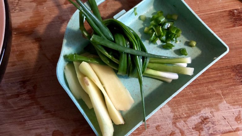 十味 浓淡红黄野岸花➕胡萝卜玉米排骨汤,一根小葱切葱末，其余小葱捆成葱结，姜切片