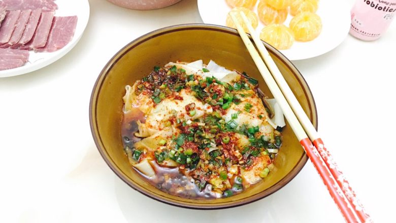 油泼面,完成后加上底菜即可