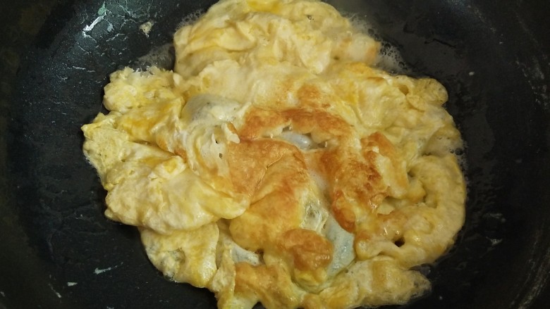 鸡蛋炒粉丝,锅里加入少许的油,下打散的<a style='color:red;display:inline-block;' href='/shicai/ 9'>鸡蛋</a>炒至成型,划成小块,盛出备用