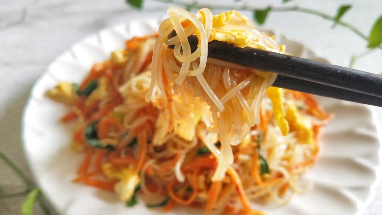 鸡蛋炒粉丝,这道家常鸡蛋炒米粉,您学会了吗?