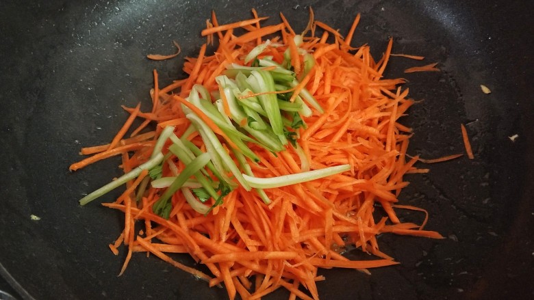 鸡蛋炒粉丝,锅里留底油,下胡萝卜丝,青菜根部炒匀