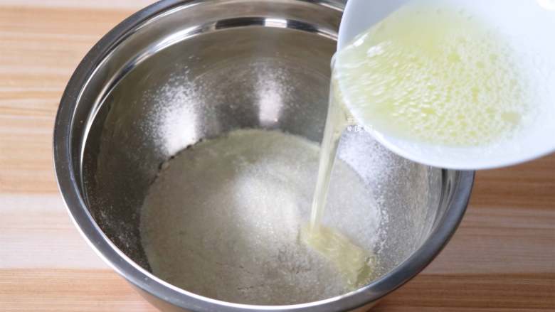 蛋白椰丝球,倒入步骤2的混合物里;