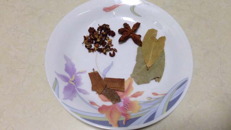 十味 猪皮冻,
准备香料入盒